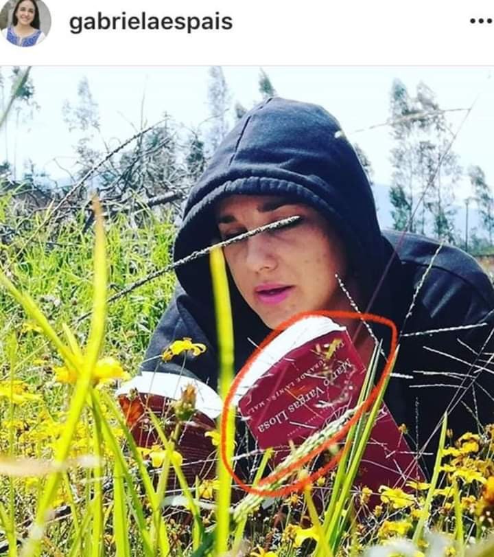 VOTA SI, para que Gabriela Rivadeneira deje de leer libros al revés y ya no coma caca.