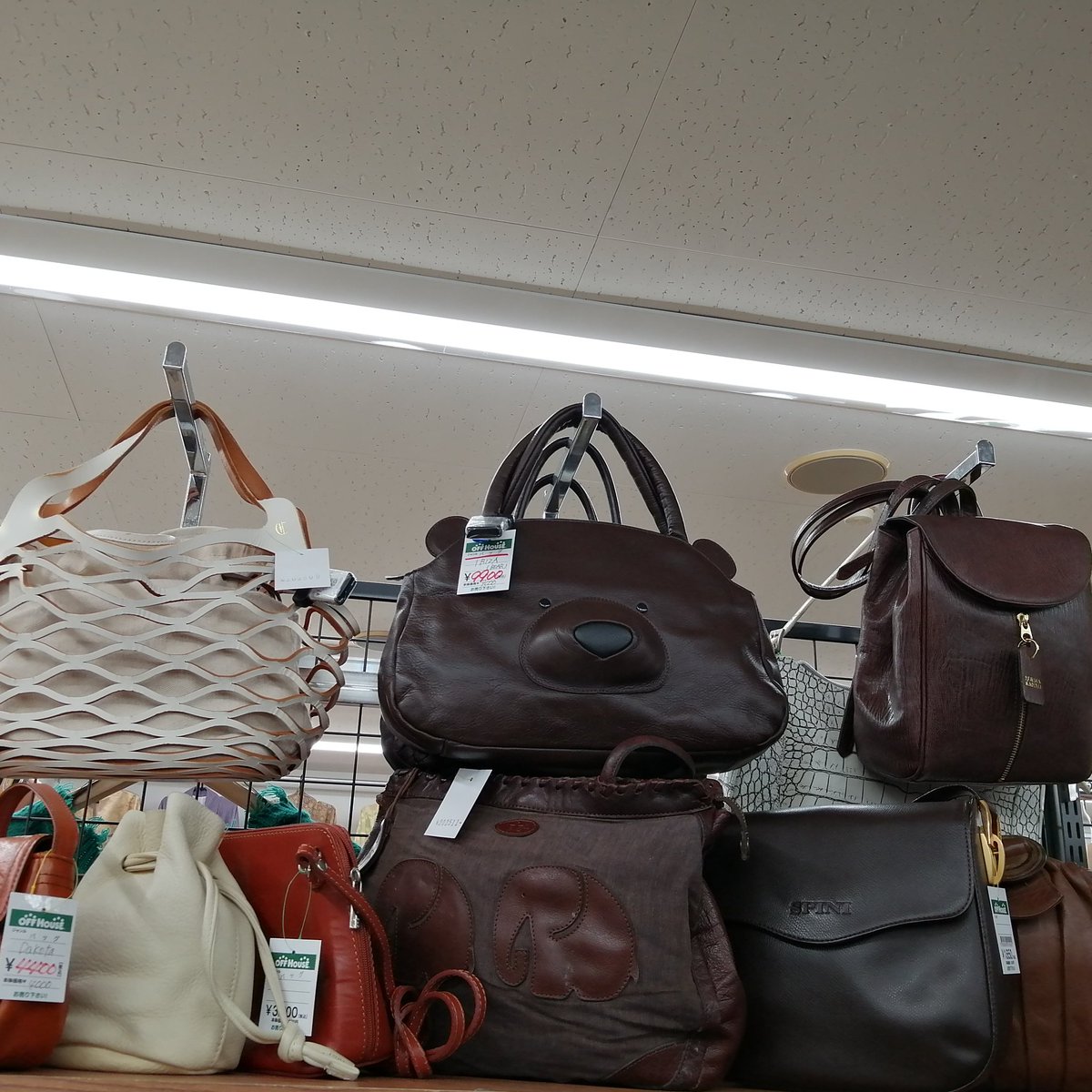 cs13040's tweet photo. IBIZA・THINK BEEなど大量入荷いたしました👜
オリジナリティ溢れるデザインのが目を引きます✨
是非店頭でご覧ください！！
＃イビザ
＃シンク・ビー
#レザー
#オフハウス https://t.co/OdTYjlW3vR