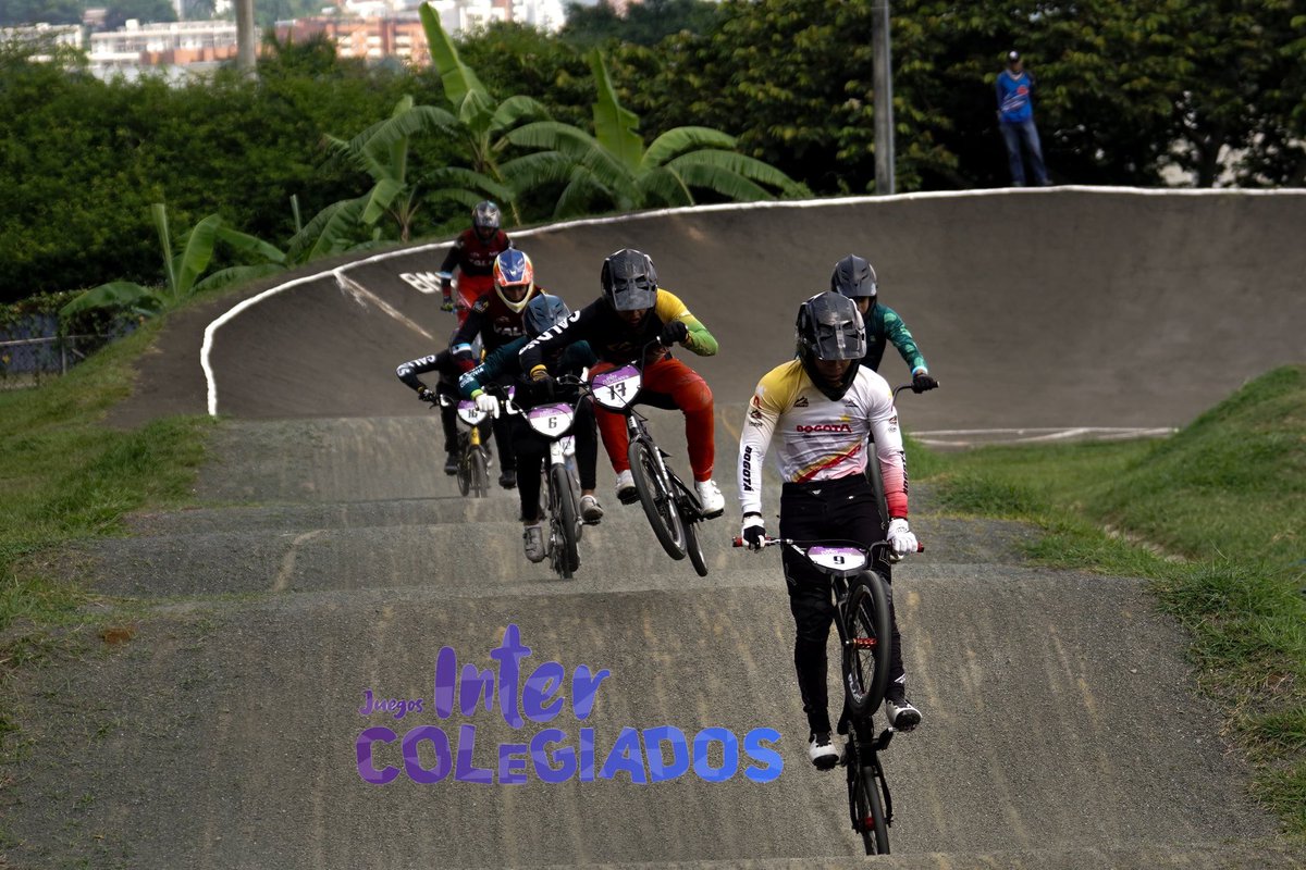 IDRD's tweet photo. El BMX bogotano brilló con toda su potencia en Cali 💥🚴‍♀️
Cinco medallas se suman al orgullo de nuestra ciudad, reflejo del esfuerzo, la disciplina y el talento de estos jóvenes que dejan huella en cada carrera 💛❤️
¡Bogotá sigue demostrando que está hecha para ganar! 🏆
#Intercolegiados2025 #LeyendasDeportivas @juegosintercol