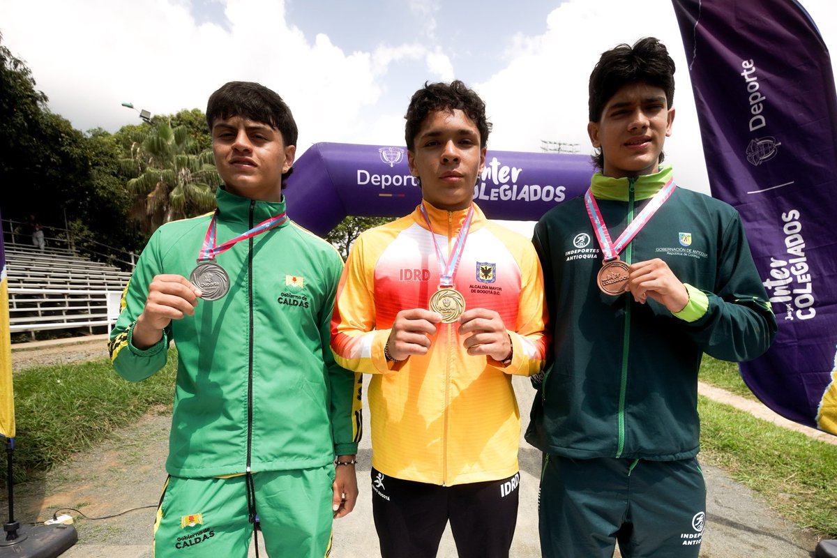 IDRD's tweet photo. El BMX bogotano brilló con toda su potencia en Cali 💥🚴‍♀️
Cinco medallas se suman al orgullo de nuestra ciudad, reflejo del esfuerzo, la disciplina y el talento de estos jóvenes que dejan huella en cada carrera 💛❤️
¡Bogotá sigue demostrando que está hecha para ganar! 🏆
#Intercolegiados2025 #LeyendasDeportivas @juegosintercol