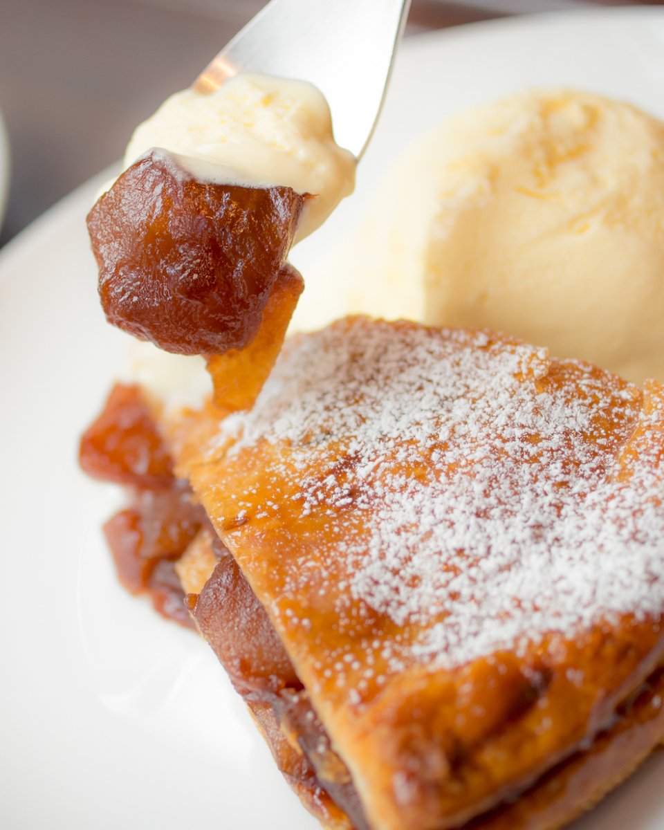 【いいりんごの日】におススメしたい
「ホットアップルパイ」 。

アップルパイを温めて、
冷たいバニラアイスと一緒にいかがですか？
上島珈琲店の濃厚リッチなバニラアイスが、アップルパイのじっくり煮込んだシナモン香るりんごの果肉と絡まって、至福の味✨
デザートもおいしくカスタマイズ！