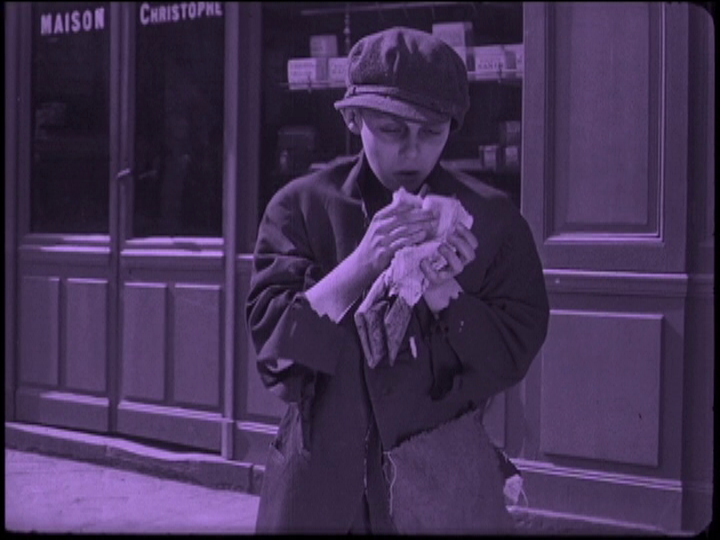 Perrike's tweet photo. em tempo: vou indicar aqui um filme que conheci em razão de sua restauração torcendo para convencer mais alguém, pois CLAMA para ser (re)descoberto: Gribiche (Jacques Feyder, 1926). filmaralhaço restaurado (duas vezes!) pela Cinemateca Francesa. indico a de 2008 (a que vi). https://t.co/gXYibEg1uE