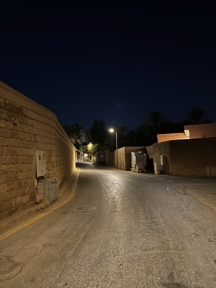 أنا لا لاح لي زولك نبت حول الطريق أشجار
لو اني امشي بصحراء ربيع الوقت جافيها