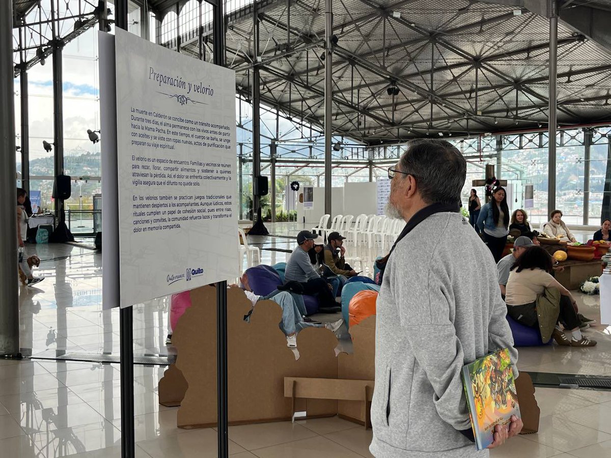 🏛️ #SomosPatrimonio | Mañana es el último día para visitar la exposición Ritualidad funeraria en Calderón, en el Centro Cultural Itchimbía.

Retira gratuitamente, con tu cédula, los libros Morir en Calderón y Los Ancestros de Calderón, ritos de permanencia y adiós.

#QuitoRenace