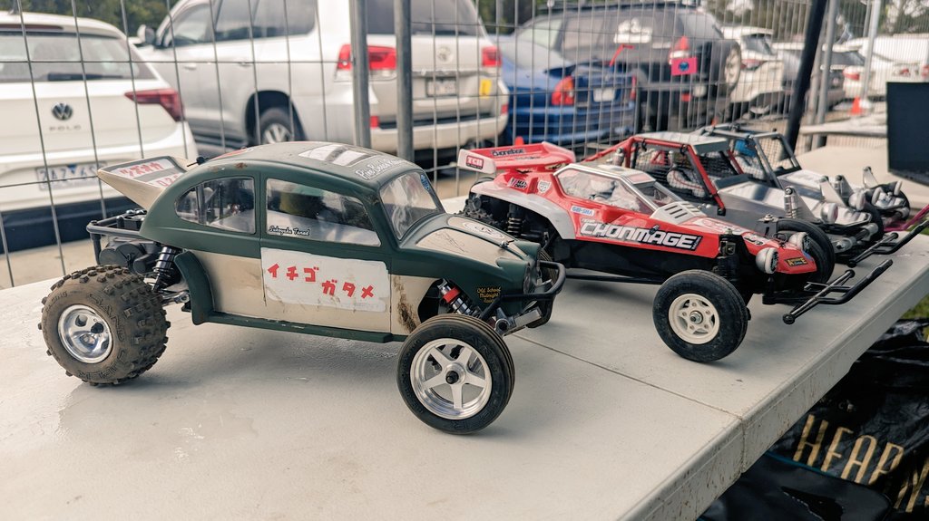 My friend James' beautifully hand painted Sukoyaka Tuned Kyosho Beetle at Vintage Bash 4.0

I love the externally painted matte finish and the story behind his build.

#vintagebash
#pinebeachraceway 
#sukoyakatuned
#RoMans380S
#パインビーチレースウェイ 
#ロ・マン380S