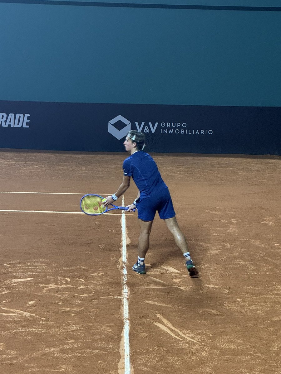 Fanatizado por Miguel Tobon. Una derecha que enamora verla, muy estético como la agarra siempre en el punto dulce. El revés muy a la altura, le pega fortísimo en defensa. Ojalá se meta de lleno pronto, tiene un tenis que da gusto ver.