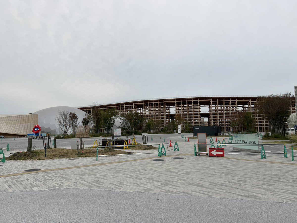 万博会場にログイン!58回目!
閉幕からちょうど1ヶ月。
パビリオンの解体の速度にはムラがある。
前も投稿したけどバッサリいかれている木もあれば、養生して運び出されている木もあって複雑な気持ちになる。
→返信にもう少し写真を
#万博 #EXPO2025 #大阪・関西万博