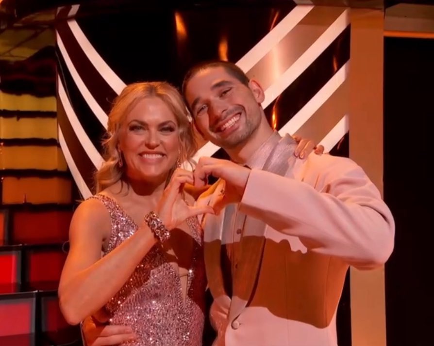 timelessfolklre's tweet image. guys after last week i genuinely don’t think i could ever handle seeing alan being sad again so y’all better lock in and VOTE FOR ELAINE!!!! LIKE LOOK AT HOW HAPPY THEY ARE TO BE BACK TOGETHER TONIGHT!!!! #dwts