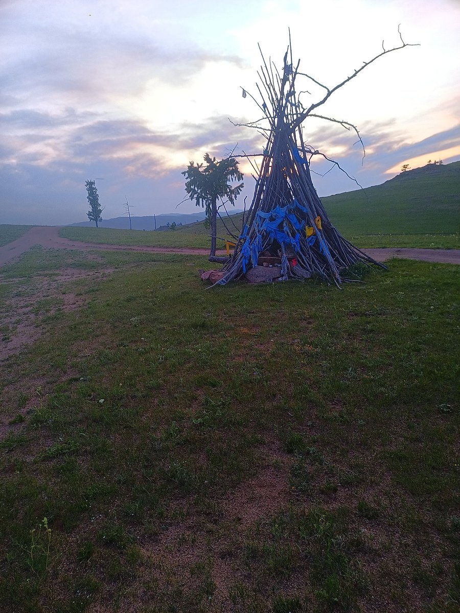 Алтан нар минь хурай хурай,мунхаг биднийг ивээлдээн багтааж хайрла. ......