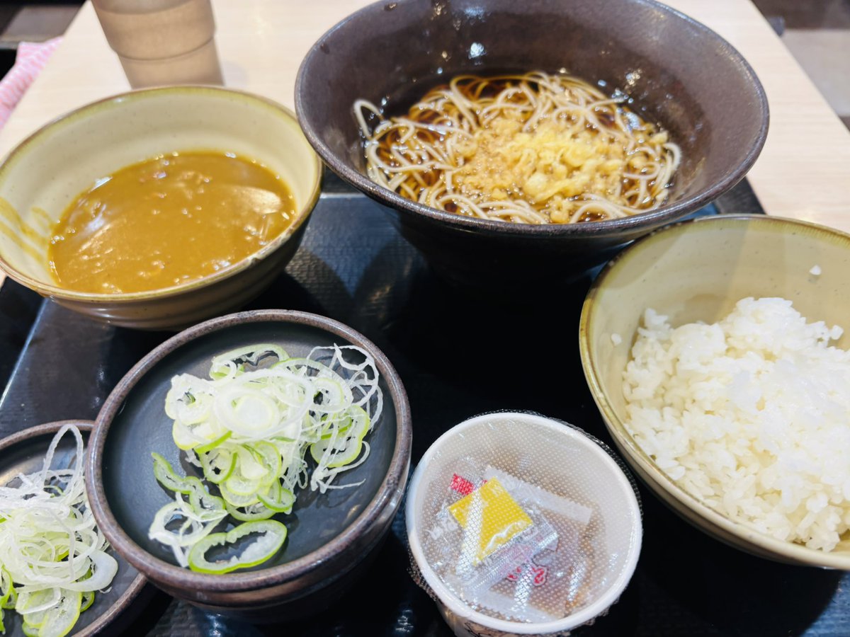 ゆで太郎のモーニングセット☀️
そば＋カレー＋ごはんでこの満足感🉐
11時まではお得にしっかりエネルギーチャージ💪
朝そば派にはたまらん時間です😋