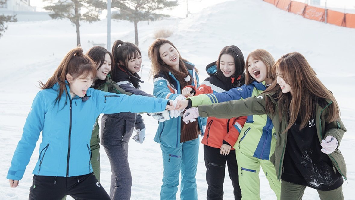 컴백도 무대도 다 좋지만 사실 가장 보고 싶은 건 모여 있는 것만으로 즐거운 오마이걸