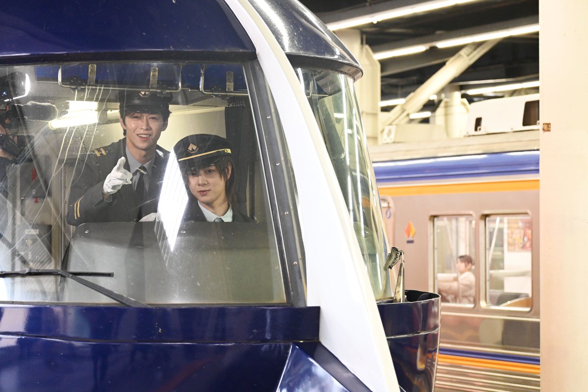 lmaga_jp's tweet photo. #INI の #後藤威尊 さん＆#佐野雄大 さん
大阪・難波駅で1日駅長に🚆

現在、「南海電気鉄道」でINIのコラボラッピングラピートが運行中。それを記念し本日5日、大阪出身メンバーの後藤さんと佐野さんが来阪！

終始和やかな雰囲気で1日駅長をやりきりました✨ ▶https://t.co/Yleo64lCom https://t.co/kXtp3symPn