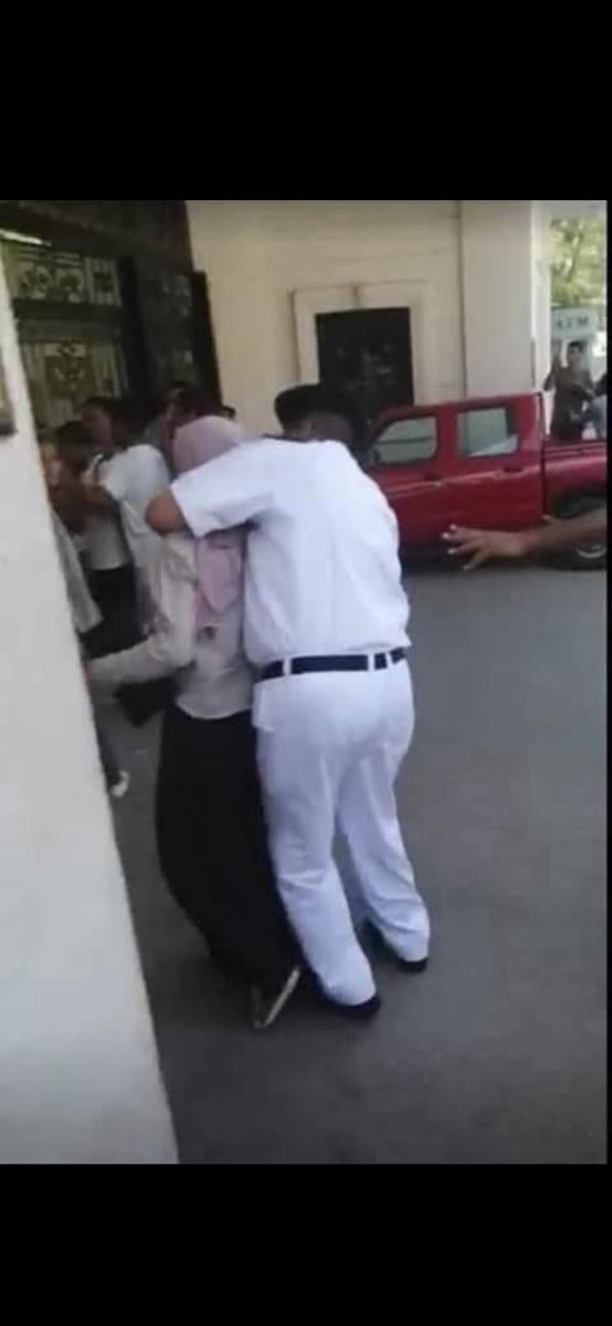 v68ki's tweet photo. @tawfik21978 @eafaf_2 صحيح مثل ما رجال امنكم حاشرين الجزمة في مكان اخر🤣 https://t.co/cLaO6gXG0O