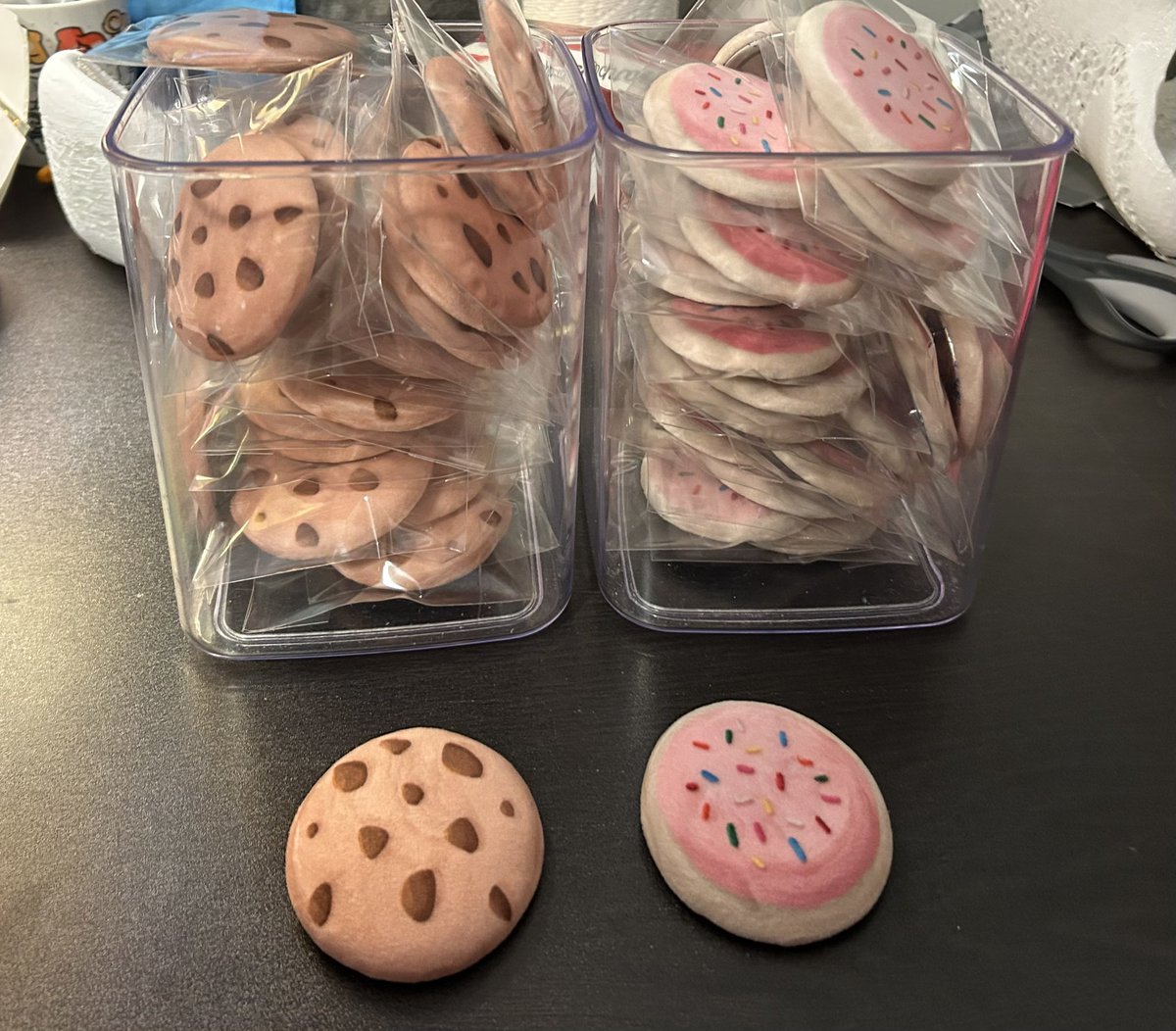 Cookie themed plush buttons are available now on my Etsy!! Super cute and squishy and perfect for accessorizing !! 

gooeygastergoodies.etsy.com/listing/439896…