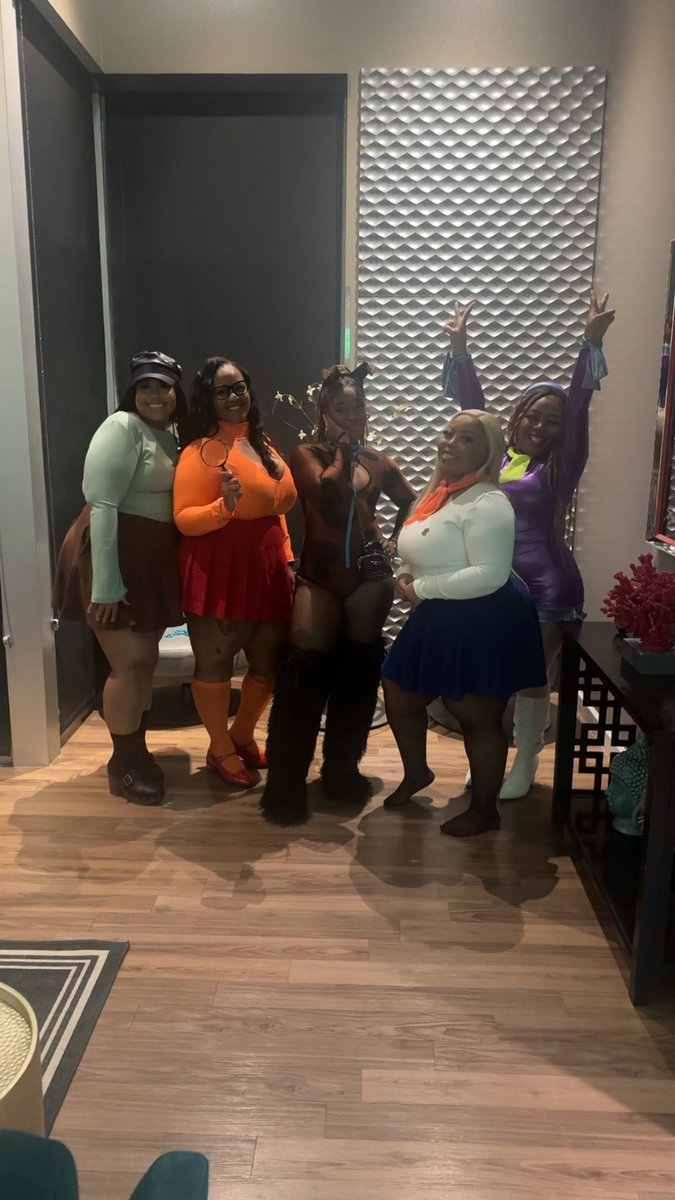 _jessmonique's tweet photo. Velma for one night only
Scooby doo and the crew 🤞🏾🧡 https://t.co/dn4m596Iqa
