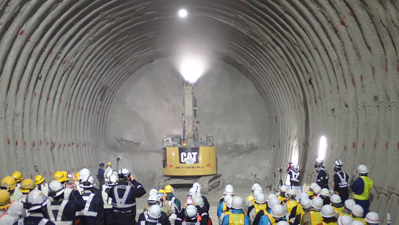 【 #JRTT お知らせ】
11月4日、2017年11月より工事を進めていた #北海道新幹線 の渡島トンネル（上ノ湯）他工区が、隣接する（上二股）工区との境に到達しました🚩

トンネル40工区のうち、本坑掘削完了したのは25工区です⛰️
引き続き安全に工事を進めてまいります👷

jrtt.go.jp/corporate/publ…