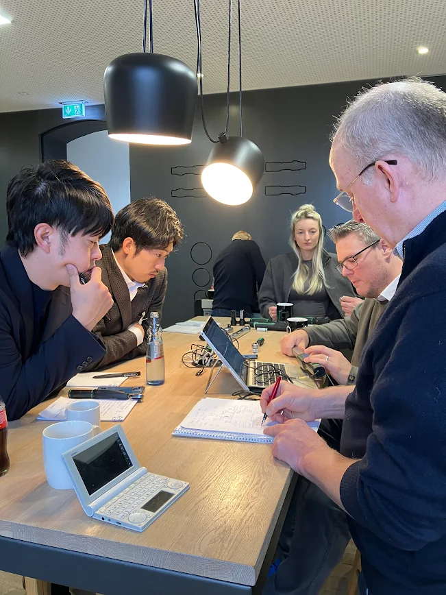 ドイツ班は昨日に引き続きスタビレーでトレーニング中！！

今日はデジタルトルクレンチについて。
デジタルなのにしっかりクリックの感触と音があるのが特徴😳😳

電子音やランプで知らせるわけではないので、普通のプリセットと同じ感覚で使えます。
作業スピードを落とさない！
#喜一工具の海外出張