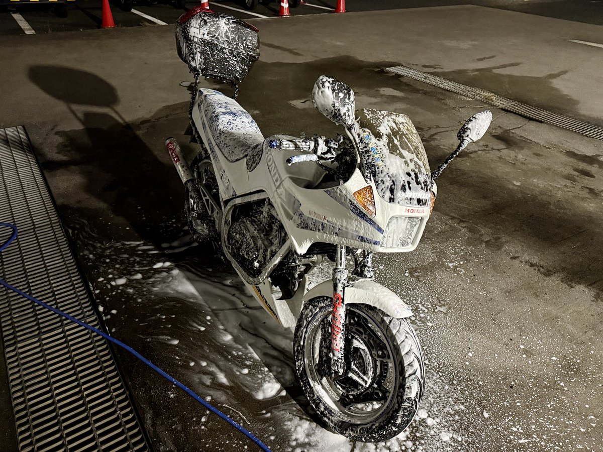 gottu86's tweet photo. 昨晩(11/4)VTの洗車をしました🏍️✨
シュアラスター無しでは生きていけない。
＃HONDA
＃MC08
＃VT250FE
＃紀の国屋
＃シュアラスター
＃マジックフォーム
＃バイク乗りと繋がりたい https://t.co/ZXNDWxS8J2