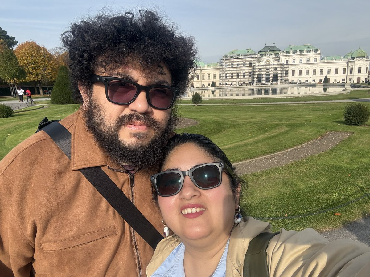Deca_Eli's tweet photo. El señor con el que vivo y yo en Viena:) @soyalvarolizama https://t.co/dPLA1TTJj9