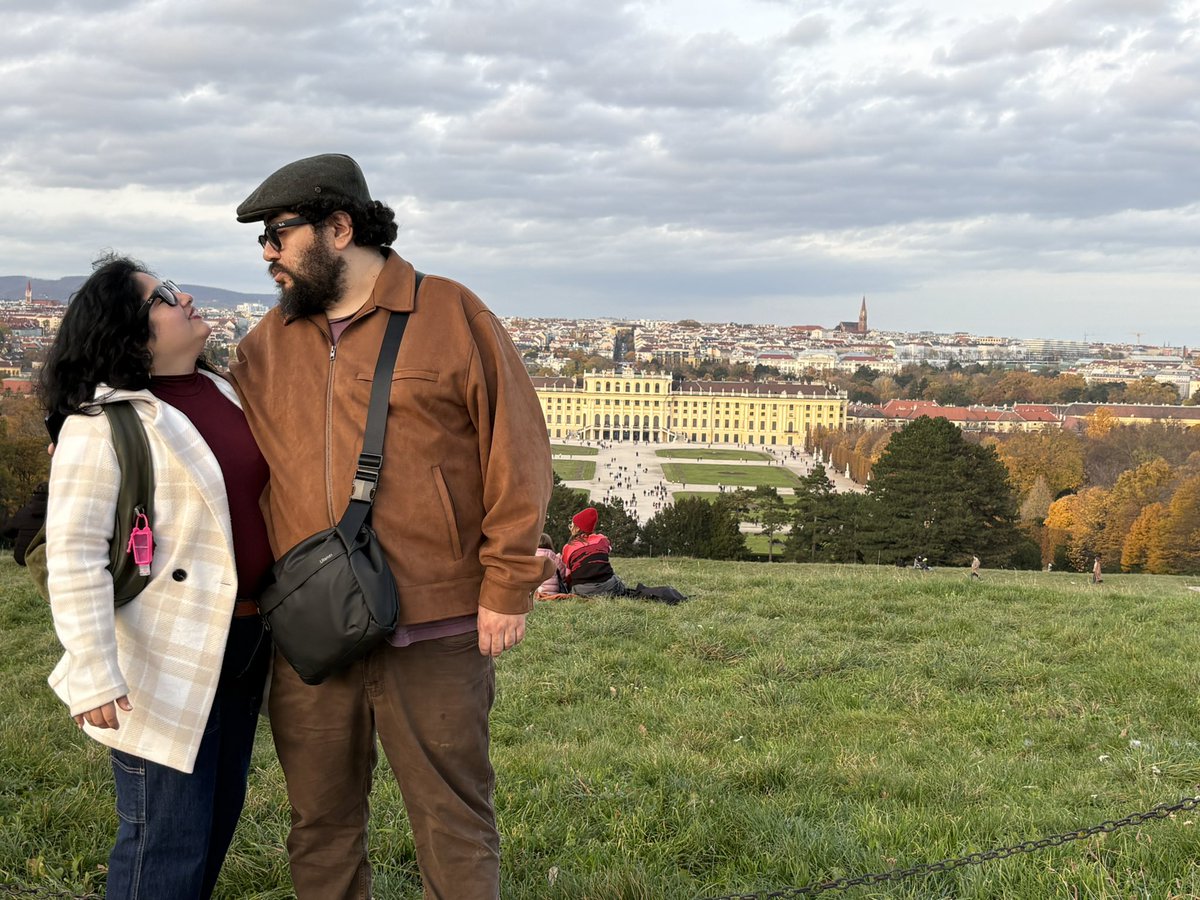 Deca_Eli's tweet photo. El señor con el que vivo y yo en Viena:) @soyalvarolizama https://t.co/dPLA1TTJj9