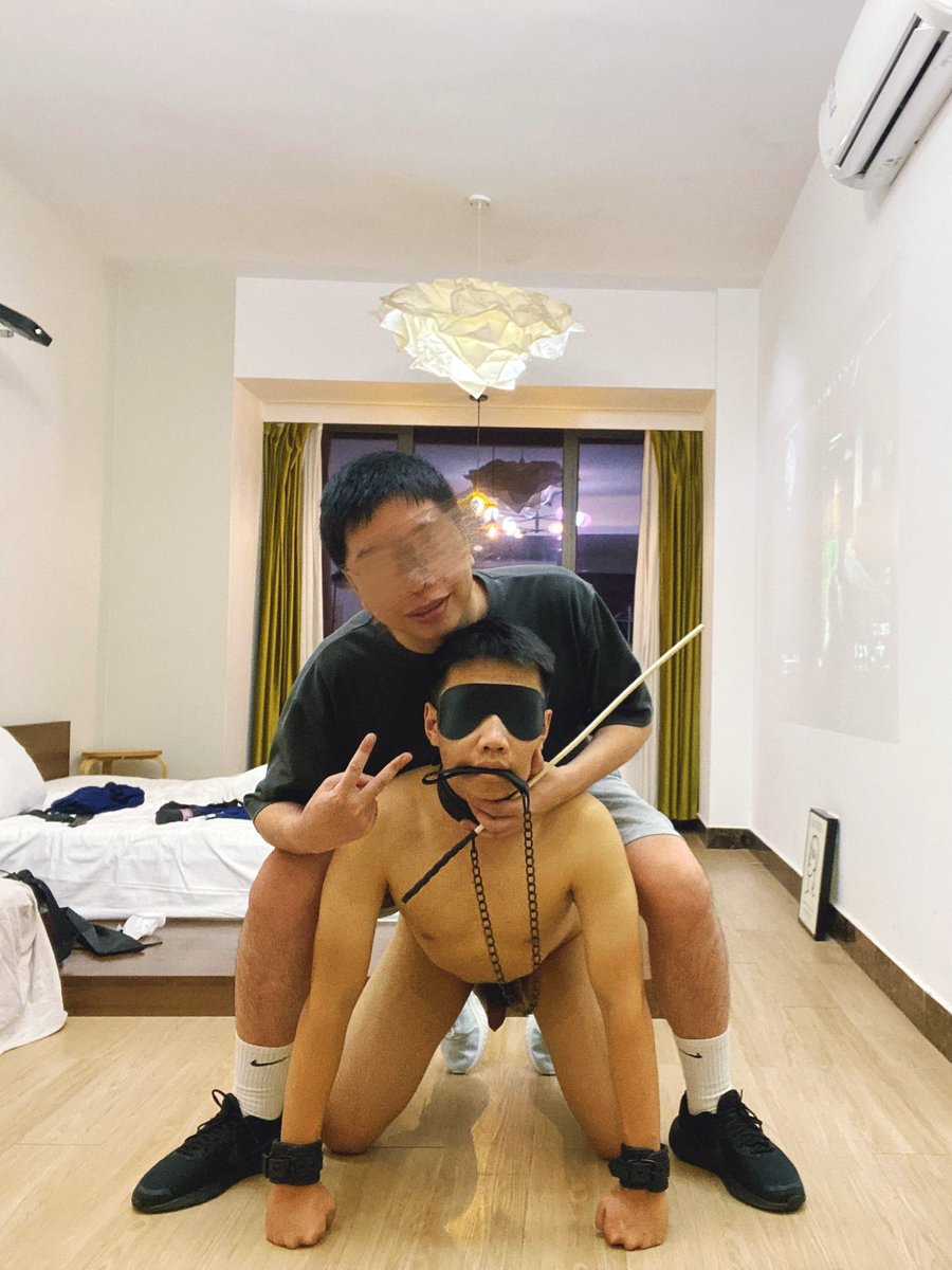 新狗上路，主人更加得经验丰富才驾驭得住。19岁黑皮男大在皮革和锁链的束缚中学会服从，一步步被调教成狗狗该有的模样，接受自己新的身份。我问牠，自己变成这样，害怕吗？牠说害怕的，但身体的欲望更加诚实，乖乖地让镜头记录下一切，作为狗的牠和作为人的他也都不自觉地爱上主人。