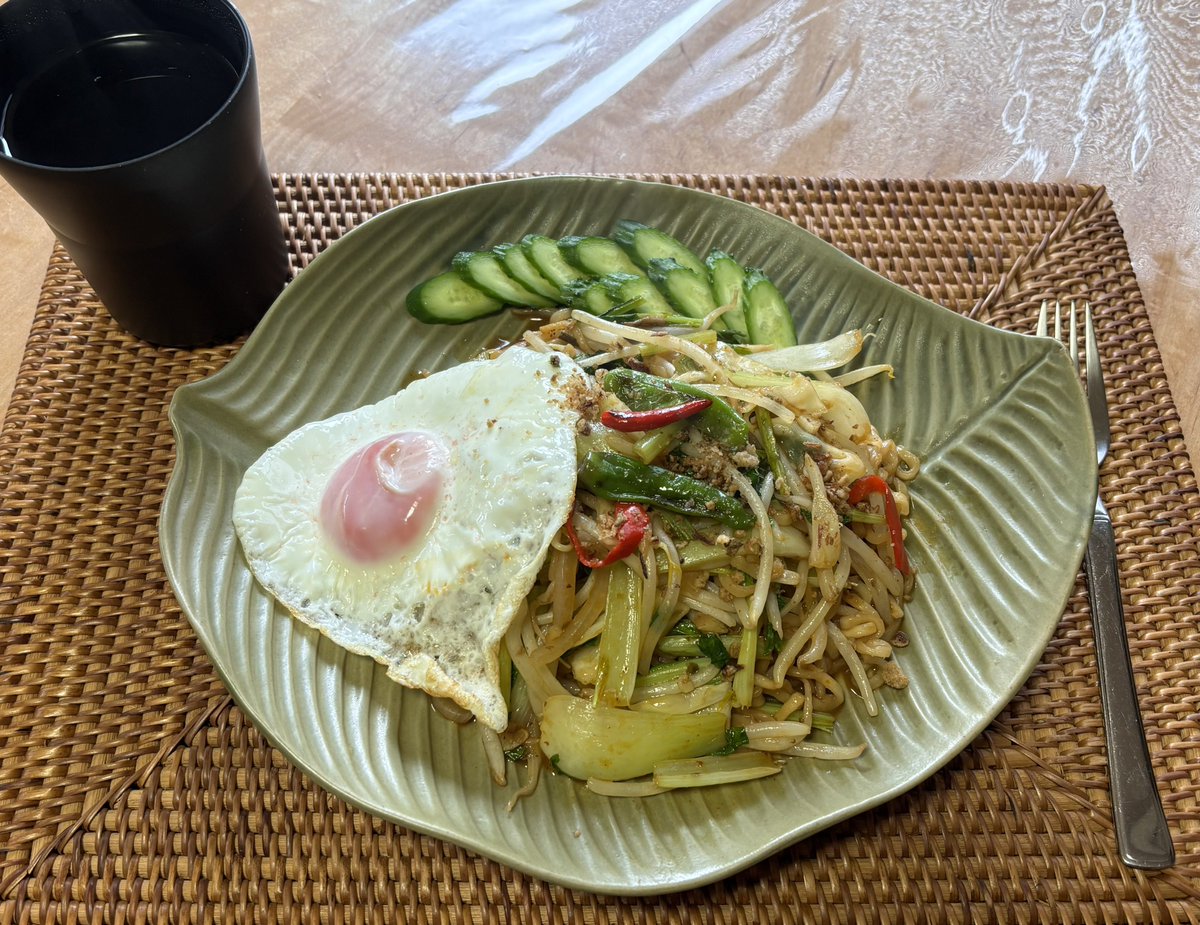 hantutama's tweet photo. インドミーのアチェ風味ミーゴレン
普通のよりアチェ風味の方が優しくてバランスの良い味かな…
美味しい
調味材はバワンゴレンとケチャップマニス以外は皆何となく辛い
アチェ人は割と辛めが好きと聞いたことがある
#焼きそば #MieGoreng #インスタント #麺 #インドネシア #おうちごはん https://t.co/YVIXtkInEo