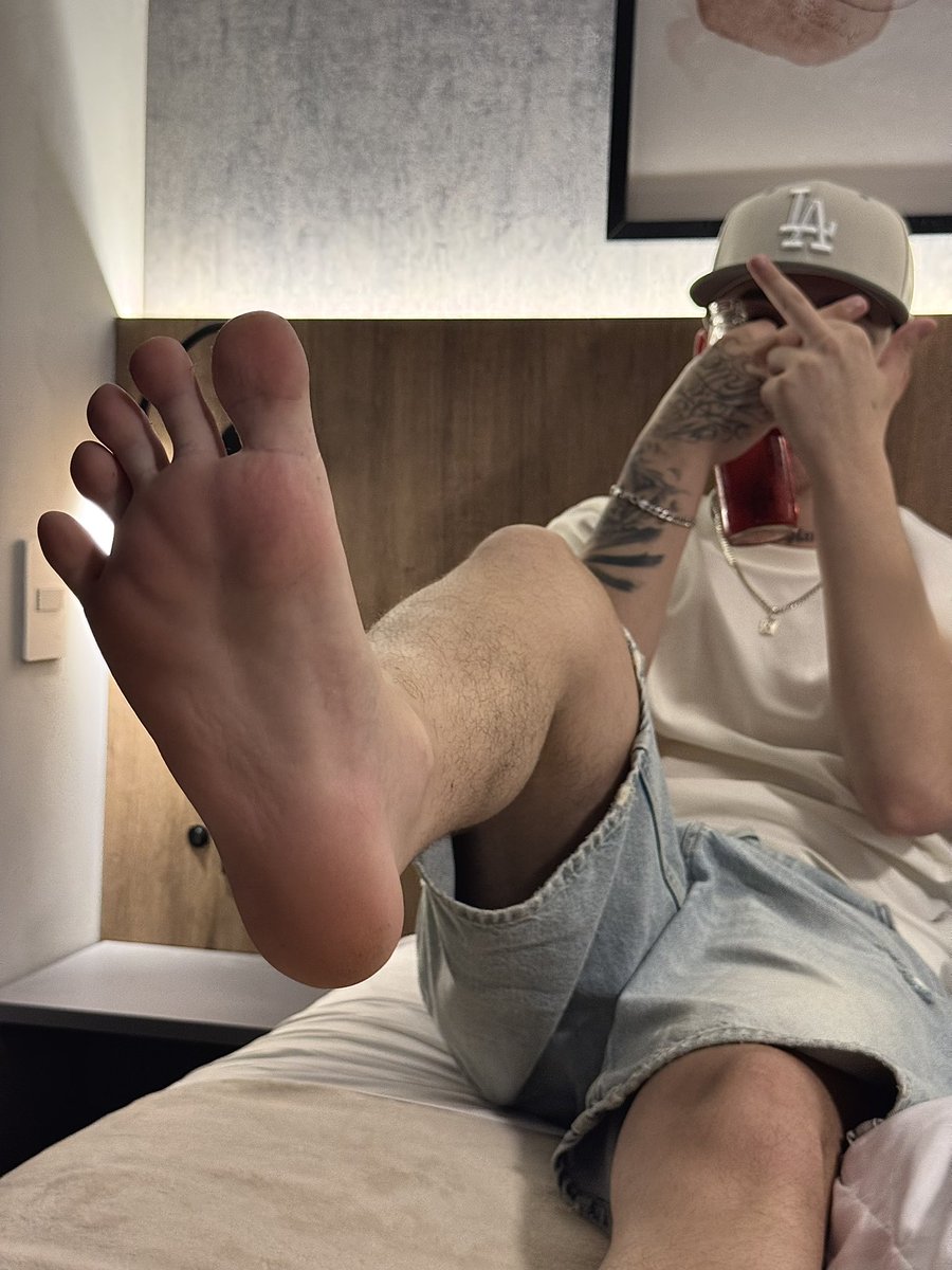 Vou escolher 2 cadelas para fazer sessão essa semana. Tem que ser Porto Alegre ou cidades próximas. Chamem para mais informações 😈