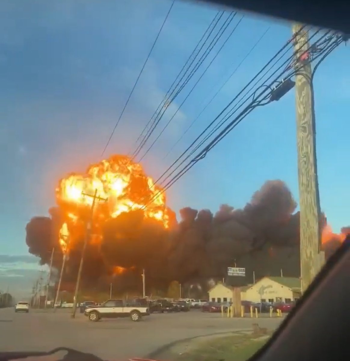 #BREAKING: Louisville airport officials confirm now that four people have been killed in the horrific plane crash three miles south of the airport. 11 people have been injured - several are in the burn center as we speak. Prayers for Louisville tonight.