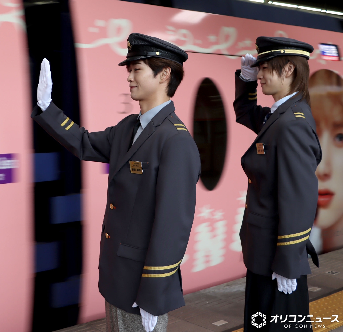 oricon's tweet photo. INI後藤威尊＆佐野雄大
南海電鉄「難波駅」一日駅長に就任🚃

コラボ ラッピング列車
「マジラピ号」に“出発進行”❗️

制服姿でサインを書き入れ
運転手体験に大興奮✨️

自身のラッピング「うれしいし、恥ずかしい」
https://t.co/C4Pq7Zv67w

 #INI #マジラピ号 @official__INI https://t.co/70FUkGEhzi