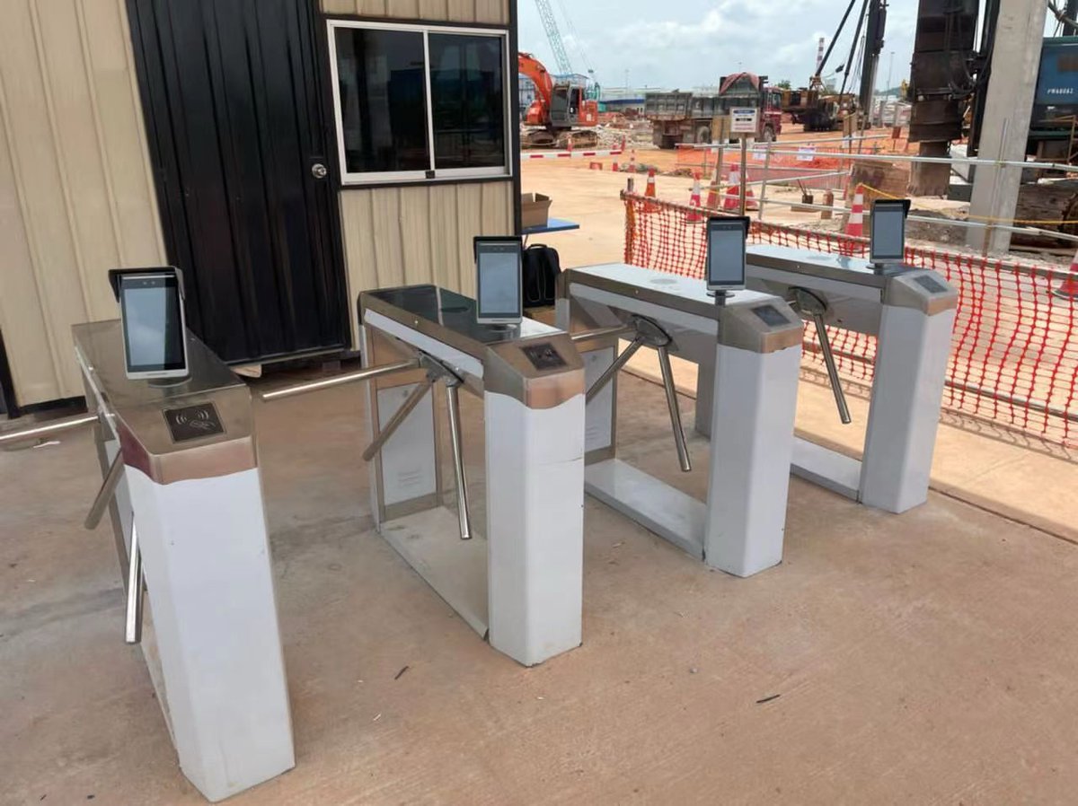 shenzhen_hqvt's tweet image. Model 1033 Face Recognition Terminal has been successfully deployed on construction site turnstiles, enabling secure access control and accurate worker attendance logging in harsh outdoor environments.

#HQVT #FaceRecognition #AccessControl #SIPIntercom #TimeAttendance