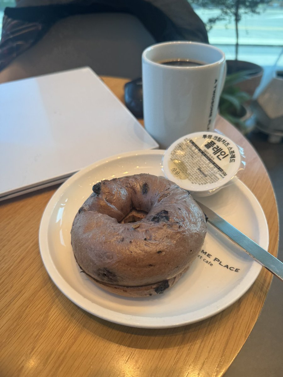 SweetFigTree's tweet image. 오늘은 문서작업할게 많아서 재택근무. 숨가쁘게 벌려온 일들을 정리하고 가다듬을 때가 된 것 같다. 숨도 좀 돌리고 공격성도 좀 가라앉히고. 다시 전열을 가다듬고 지금의 위치와 나아갈 방향을 다시 점검해보기로. 식단과 운동도 잠시 숨돌리기하기로 트레이너와 정했다. 재정비의 시간이다.