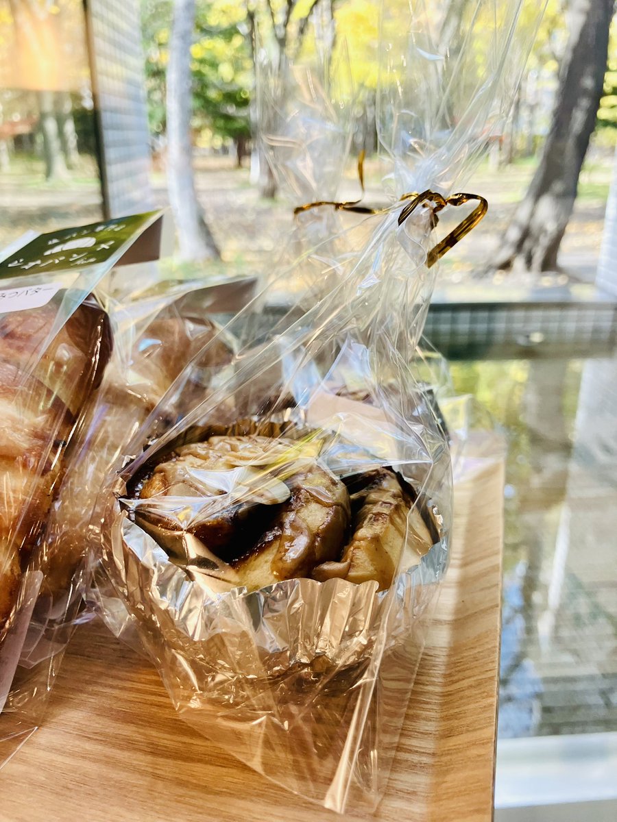 CAFE_kinezumi's tweet photo. 水曜は
#fiola さんのパンの日🥐✨

🌸塩パン　4種
　　プレーン
　　塩こんぶ
        フライドオニオン
　　はちみつバター
　　
🌸蒸しパン　3種
　　プレーン
　　チョコチップ
　　いちご

そして、大人に人気の
☕️コーヒーロール　

イートインでも
テイクアウトでも
どうぞ召し上がれ〜☕️🐿️ https://t.co/a5VbXcAg4w