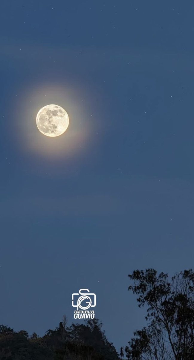 🌕 Esta noche el cielo se viste de plata y nos recuerda que, al igual que la luna, también pasamos por fases, pero nunca dejamos de brillar. 

#LunaLlena #EnergíaLunar #PostalesDelGuavio #Guavio #Cundinamarca