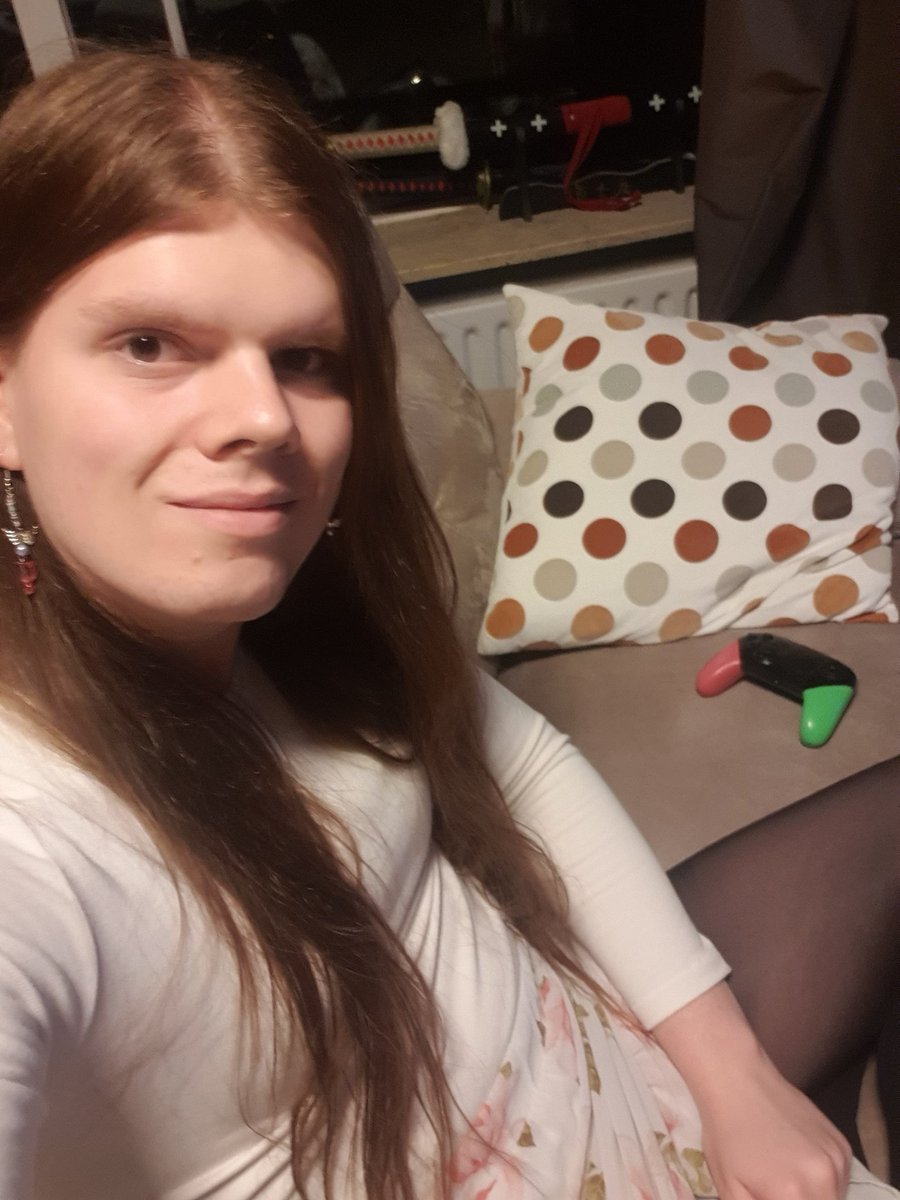 Wahooooo I've finally started laser hair removal !!
First sesh didn't leave my face as red as they said it would, barely tbh 🤔
Can't wait to not have to constantly shave...
Hurts like a bitch and now I smell like burnt popcorn. Excited to get beamed to death with lasers again