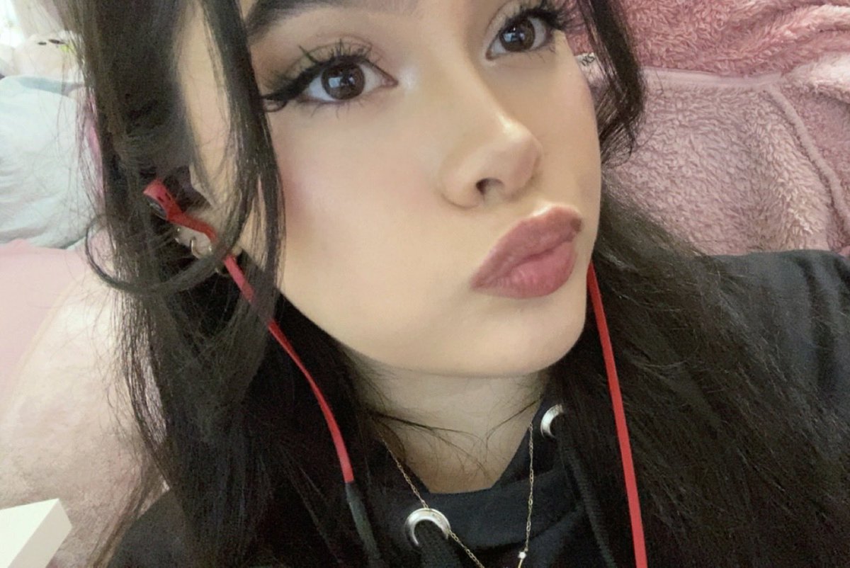 hellorr im going live🤍🖤
attempting a 24hr
twitch.tv/kaylarmoopy
alsoo ask me about my super sick hoodie im wearing