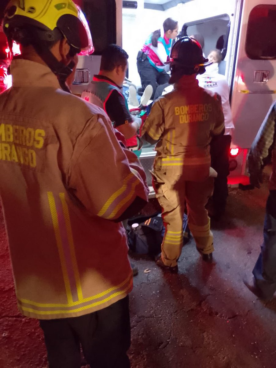 Canal12Dgo's tweet image. 🚨 Atiende Protección Civil accidente vehicular en carretera a Parral a la altura del poblado Miguel de Casa Blanca.

En el hecho estuvo involucrada una ambulancia del IMSS, que se dirigía a Guanaceví, y una camioneta Chevrolet Suburban.
El saldo: 7 personas lesionadas.