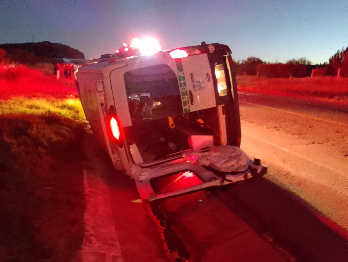 Canal12Dgo's tweet image. 🚨 Atiende Protección Civil accidente vehicular en carretera a Parral a la altura del poblado Miguel de Casa Blanca.

En el hecho estuvo involucrada una ambulancia del IMSS, que se dirigía a Guanaceví, y una camioneta Chevrolet Suburban.
El saldo: 7 personas lesionadas.