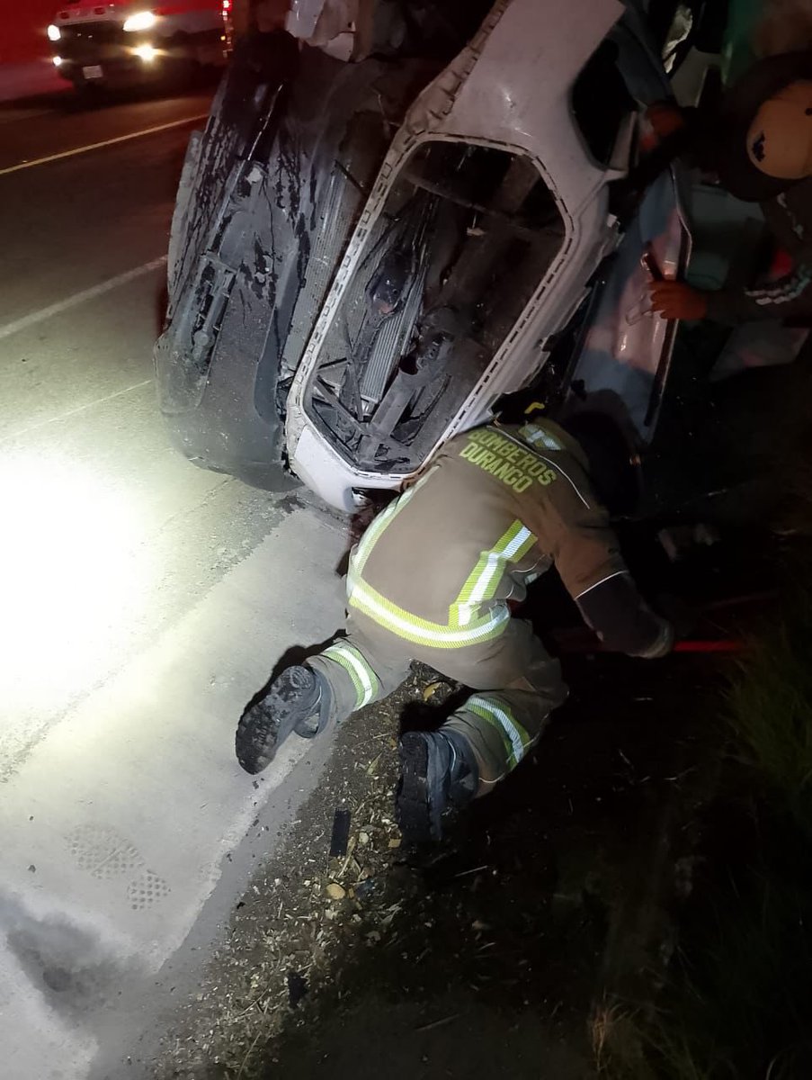 Canal12Dgo's tweet image. 🚨 Atiende Protección Civil accidente vehicular en carretera a Parral a la altura del poblado Miguel de Casa Blanca.

En el hecho estuvo involucrada una ambulancia del IMSS, que se dirigía a Guanaceví, y una camioneta Chevrolet Suburban.
El saldo: 7 personas lesionadas.