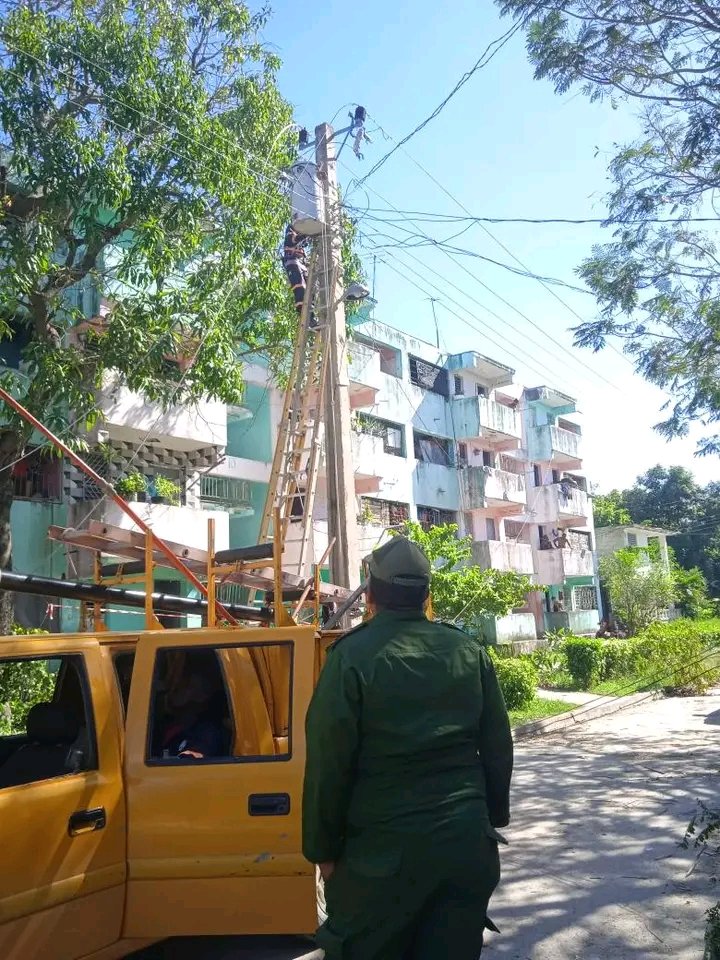 En #Guantánamo se trabaja intensamente para recuperarnos de los daños ocasionados por el huracán Melissa.  Nuestros aguerridos eléctricos desafían alturas y se esfuerzan minuto a minuto para restablecer un servicio vital para el pueblo. 
#CubaSeLevanta
#GuantánamoSeRecupera
