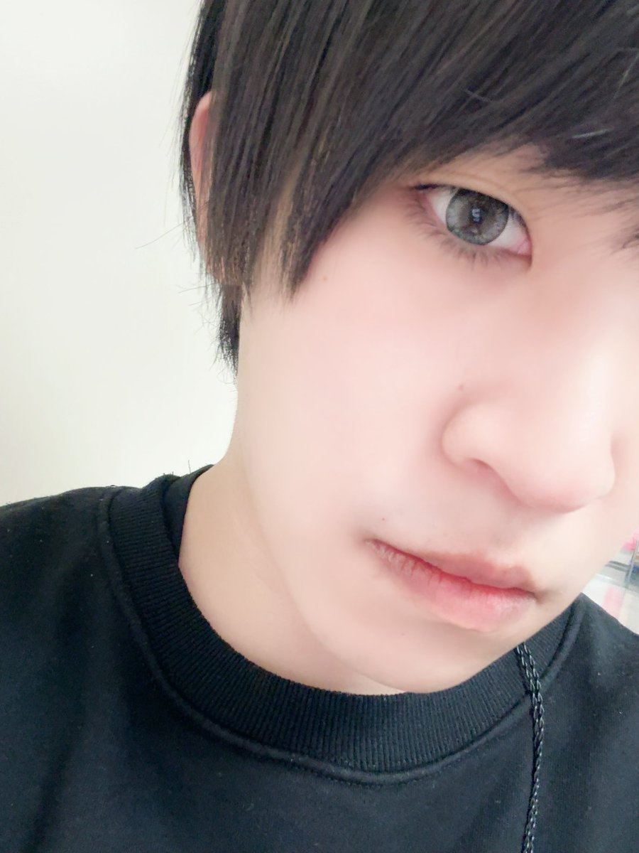 本日はリハーサル！！
レスポールコンビです

冬になってきて 乾燥するからか
順反り気味になる季節やあああああ😭

久々に前髪下ろしたまん