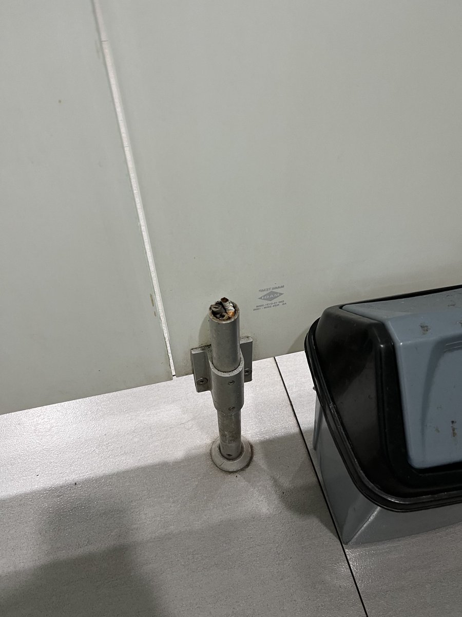 Ada seribu cara untuk merokok bagi para pecandu, @ toilet Nusantara II ⁦<a href="/DPR_RI/">DPR RI</a>⁩ di samping Media Center