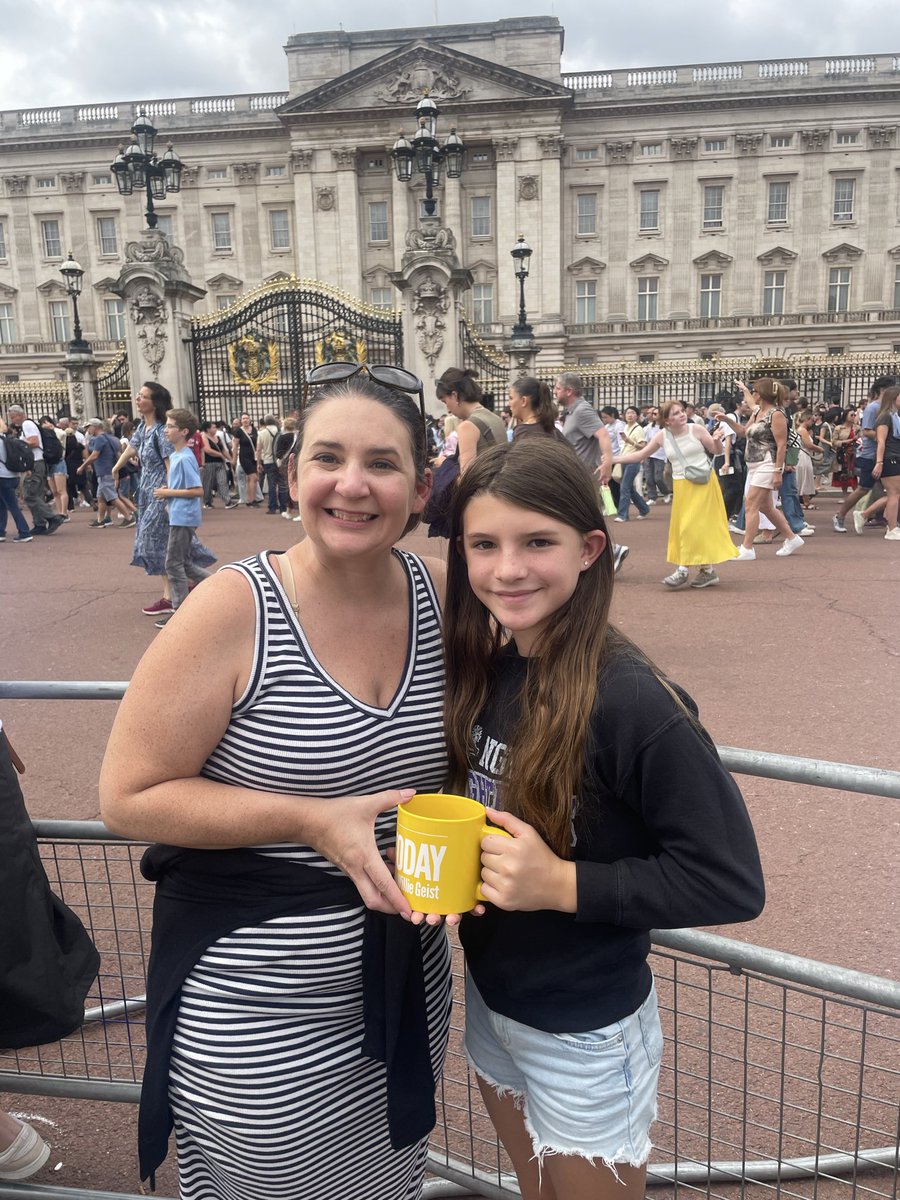 beckycacaci's tweet photo. Avery (11) and Becky brought our #SundayToday mug to #BuckinghamPalace! It’s Avery’s goal to be featured with @WillieGeist! #sundaymugshots #sundaytodaymugshots https://t.co/UNgPnFQoaE