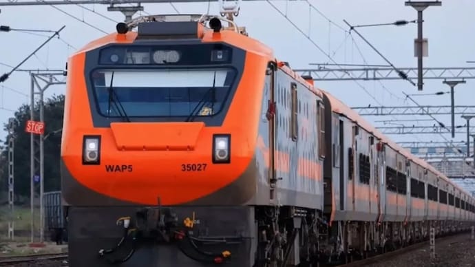 🚆ट्रेन नंबर 04063 भागलपुर - दिल्ली अमृत भारत एक्सप्रेस स्पेशल 05/11/2025,

🚆किउल - गया रेलखंड पर स्थित स्टेशन से टिकट बुकिंग की स्थिति।
              SL
NWD- 80 
SHK- 50
WRS- 18
TIA-    11
#amritbharatexpress_ #IndianRailways