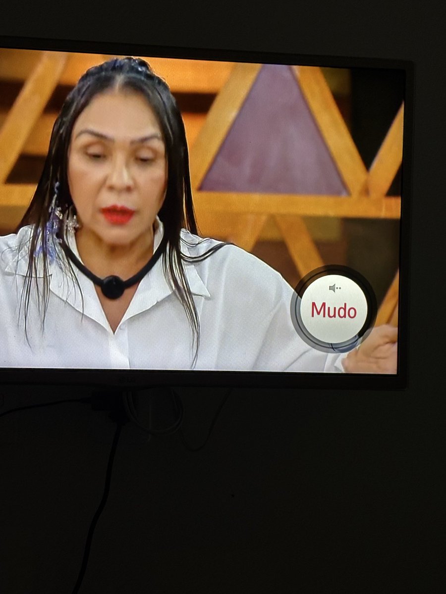ownanicaa's tweet photo. O único jeito possível de assistir a Yona na fazenda. #AFazenda17 #AFazenda https://t.co/R6Lcoap3B6