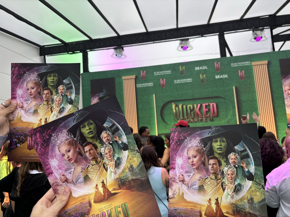 Oliverzinx's tweet image. Ganhamos posters, amo mt! #premierewicked