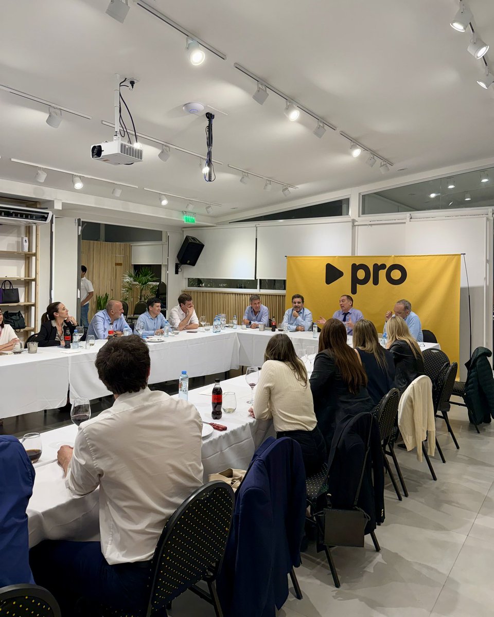Asado de equipo junto a todos los diputados del PRO 💛
Deseándole lo mejor a <a href="/diegosantilli/">Diego Santilli</a> en esta nueva etapa en el Ministerio del Interior, trabajando para las reformas que la argentina necesita y convencidos que el cambio es el camino para construir una Argentina con futuro.
