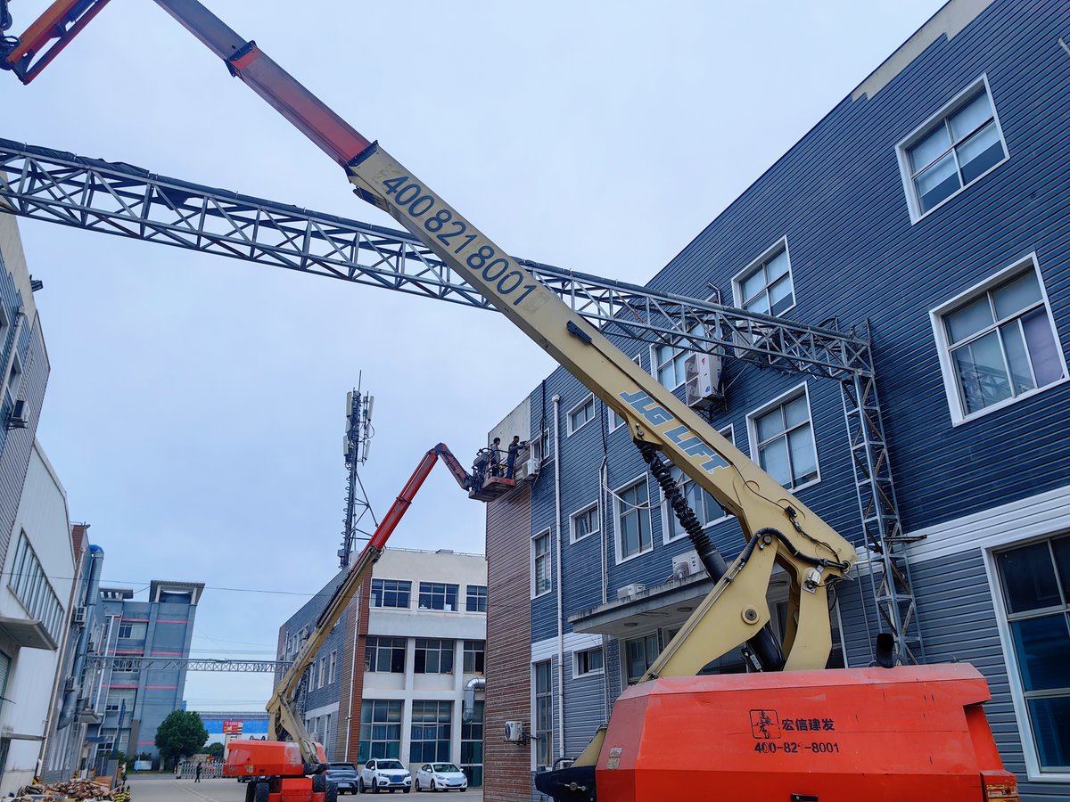 Alisa1383847's tweet image. To make our &quot;home&quot; look as outstanding as our products, the construction team is working vigorously to install new exterior wall panels!
#FactoryUpgrade #OperationalExcellence #VeneerSupplier #NorthAmericanWood #Manufacturing #veneer #wood #naturalwoodveneer