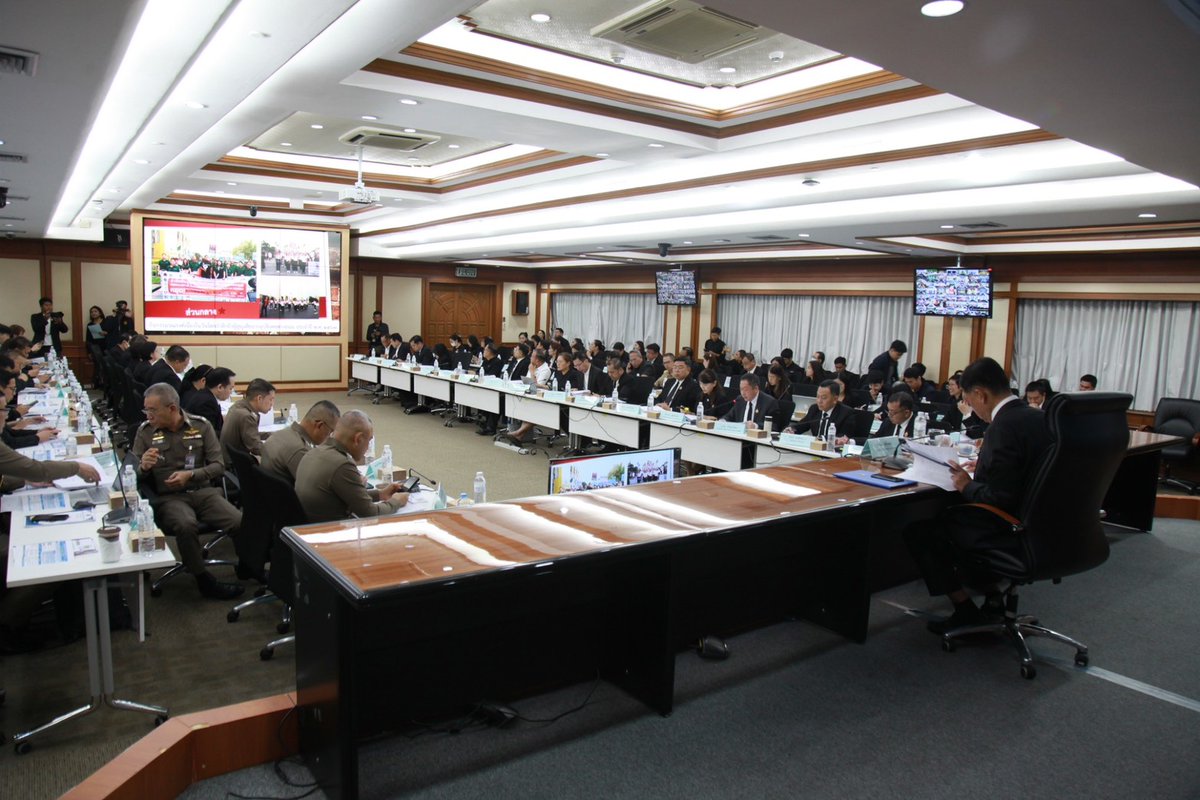 📌รมช.มท.ศักดิ์ดา ประชุมคณะกรรมการศูนย์อำนวยการความปลอดภัยทางถนน ครั้งที่ 3/2568 ถก (ร่าง) แผนบูรณาการป้องกันและลดอุบัติเหตุทางถนนช่วงเทศกาล - ช่วงวันหยุด 2569 สร้างวัฒนธรรมการสัญจรที่ปลอดภัยในสังคมไทย อ่านต่อ..shorturl.asia/v5SnO #ปภ #ขับขี่ปลอดภัย #ความปลอดภัยทางถนน