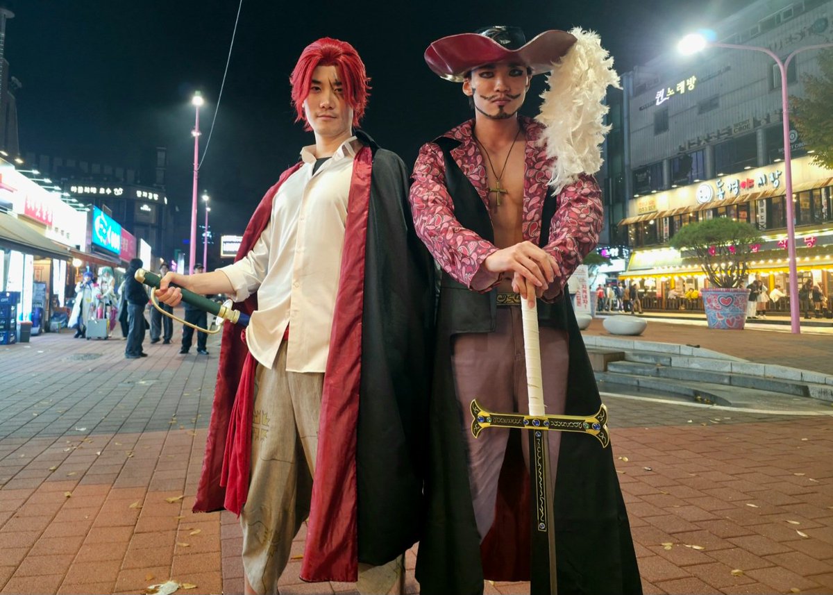 happpy_hs's tweet image. 2025.10.31 할로윈 홍대

다른 샹크스 코스어와 바람피우는 미호크...
@aemangaemang1