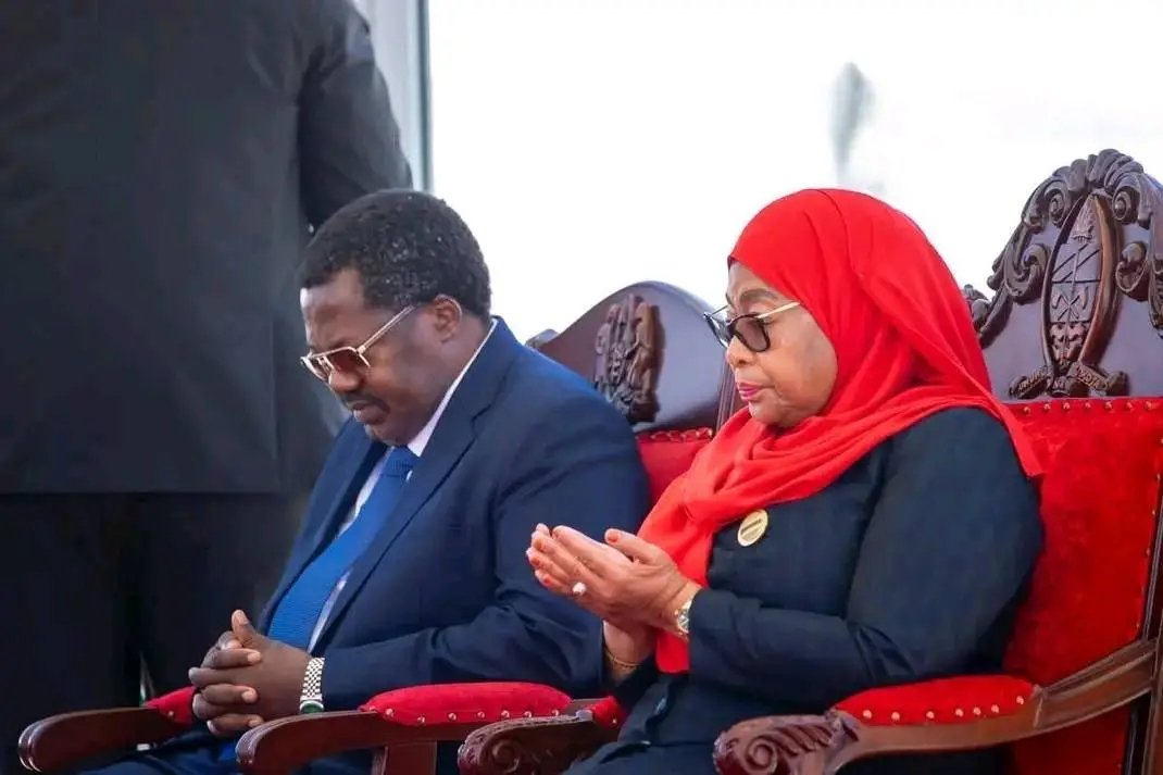 ⭕⭕ #Lu_sur_le_net : La présidente de Tanzanie et le distingué premier homme .